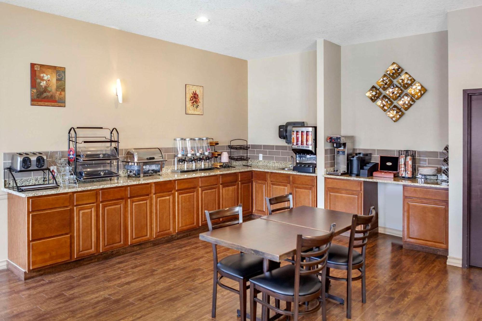Quality Inn & Suites Edmonton International Airport Leduc Esterno foto