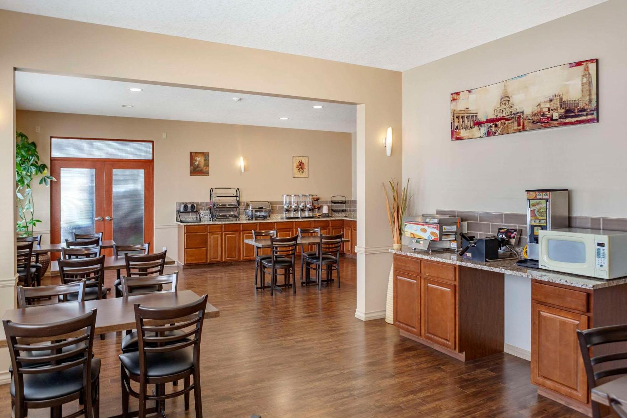Quality Inn & Suites Edmonton International Airport Leduc Esterno foto
