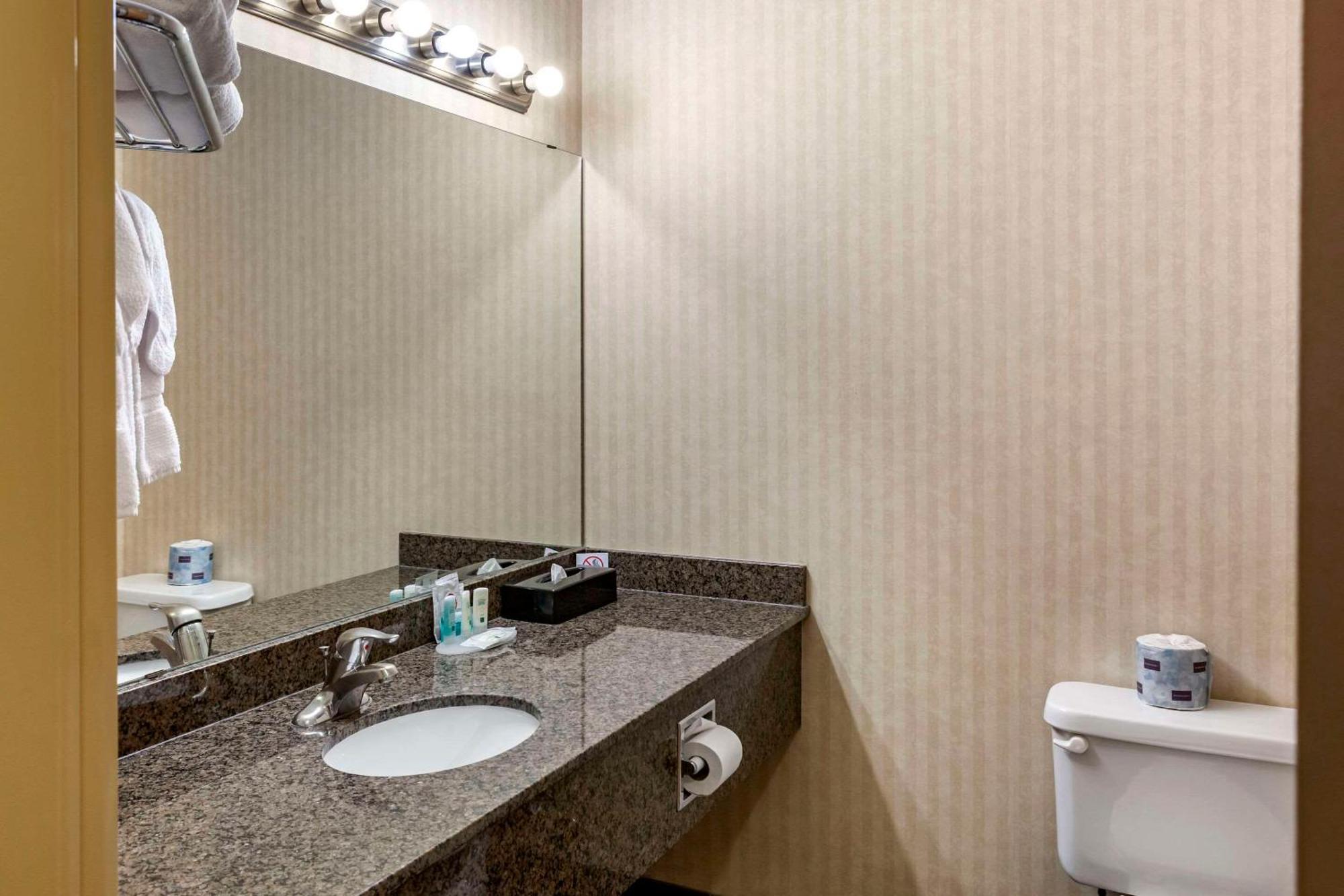 Quality Inn & Suites Edmonton International Airport Leduc Esterno foto